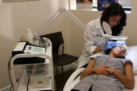 Séance d'électrolyse chez le dermatologue